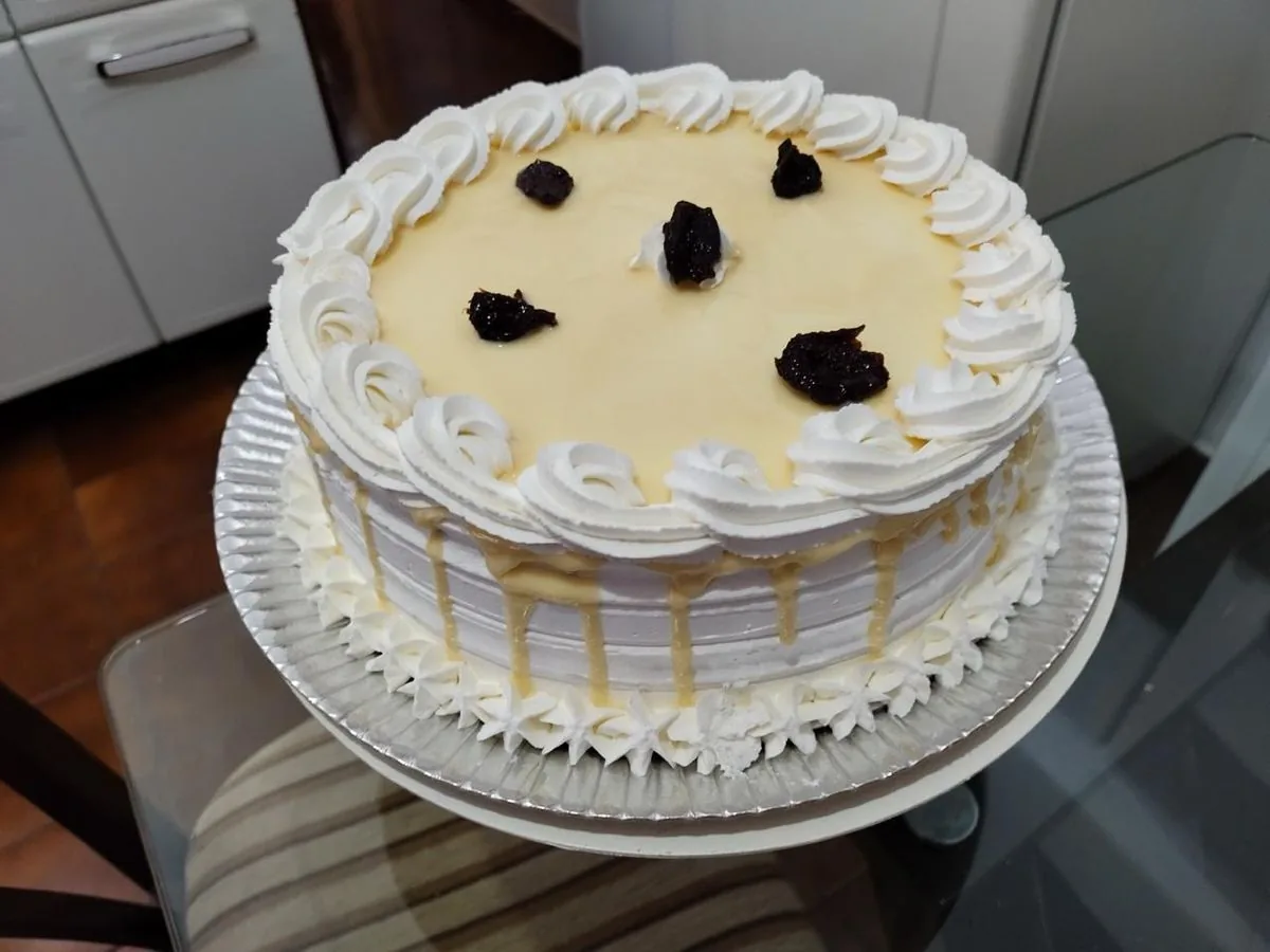Bolo trufado com gotas de chocolate