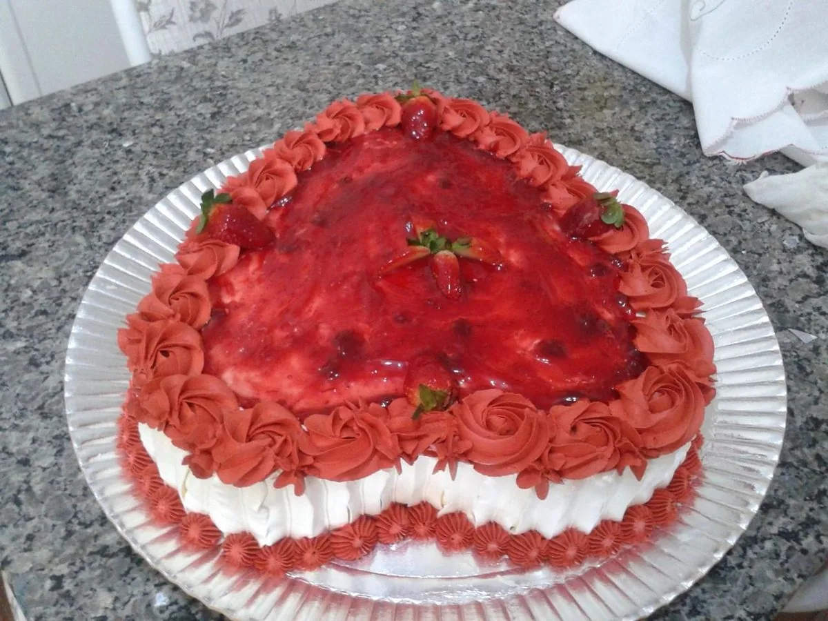 Bolo em formato de coração com morangos